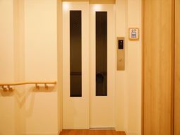 清潔なエレベーター前