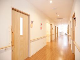 明るい廊下と部屋の扉