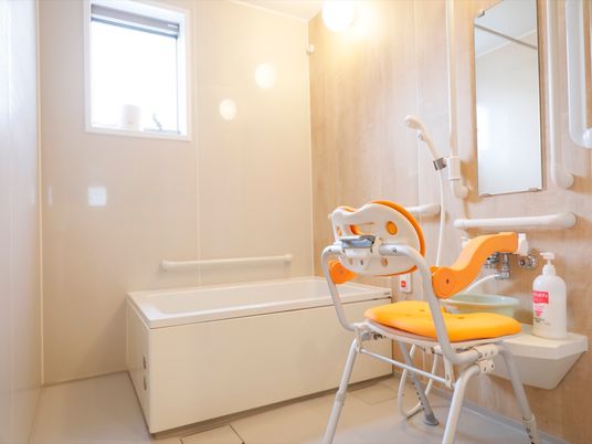 高窓を設けた明るい浴室となっている。洗い場にはシャワーが設置され、浴用椅子が置かれている。浴槽と洗い場の壁に手すりが設置されている。