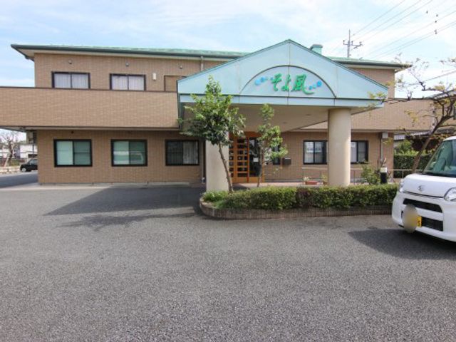 ゆとりのある施設外観 外観 清潔感のある外観で、居心地の良い空間作りに携われます。
