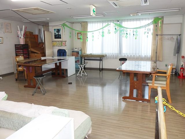 明るい活動室 多目的室 明るい空間の活動室を見ていただいています。私たちと共に、利用者の方の豊かな日常を支えていきましょう。