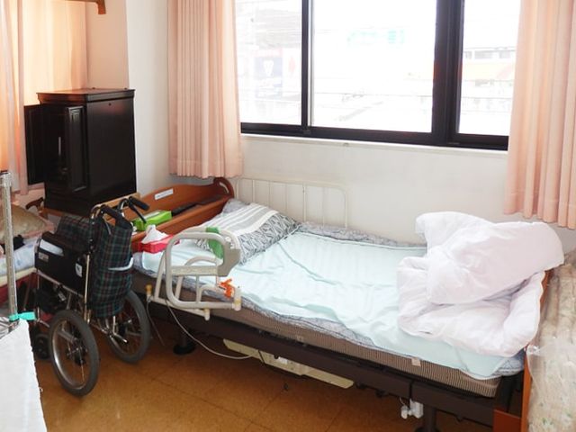 備え付ける居室と設備 居室 広々とした居室管理や快適な環境設備の維持に携わるスタッフを募集中です。明るい職場で一緒に働きましょう。