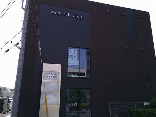 黒い外観の建物  