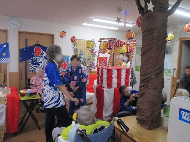 お祭り気分の多目的空間 イベント 和やかな雰囲気の中で行事が催され、利用者の交流が見られます。