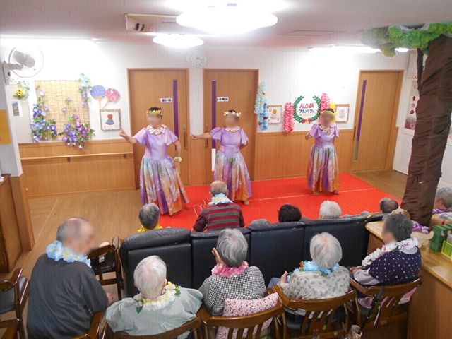 多目的室でのレクリエーション イベント 明るい装いのダンスで、ここに集う皆の心を和ませています。