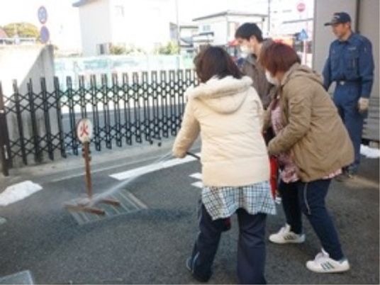 人々とお掃除の状況