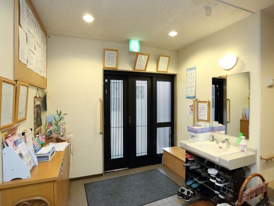 明るいエントランス風景