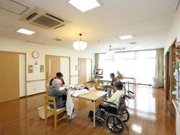 多目的スペースで過ごす人々