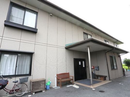 シンプルな建物のエントランス