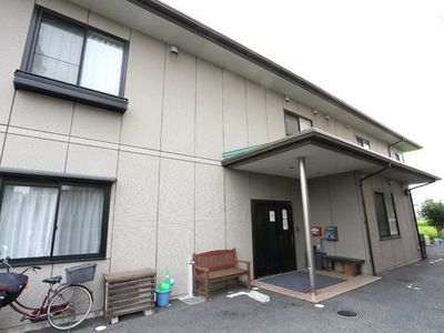 シンプルな建物のエントランス