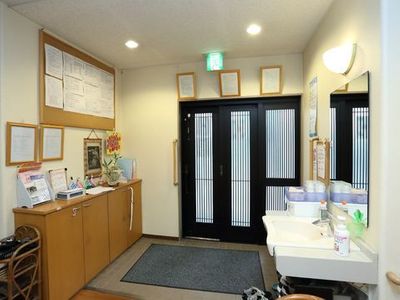 エントランスの受付と入口