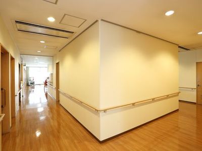 広々とした明るい廊下