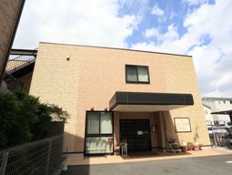 明るい日ざしのエントランス