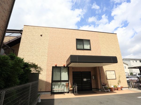明るい日ざしのエントランス