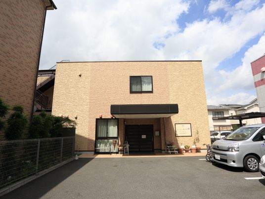 赤茶の壁が目を引く建物外観