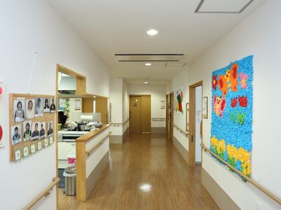 明るい廊下と掲示物