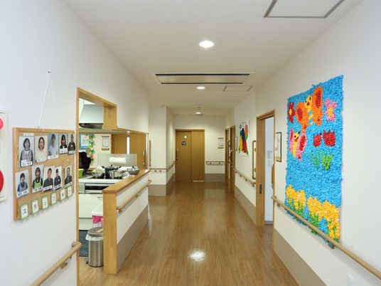 明るい廊下と掲示物