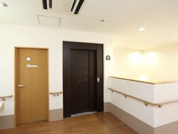 清潔感のある廊下の一角