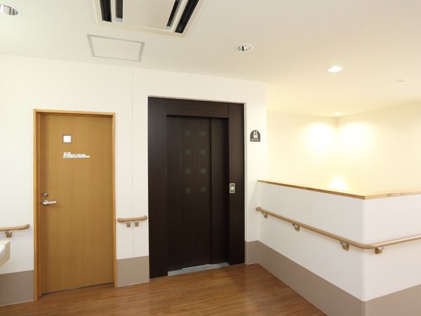 清潔感のある廊下の一角