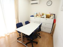明るい部屋の打ち合わせスペース