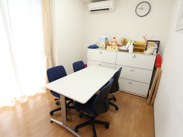 明るい部屋の打ち合わせスペース