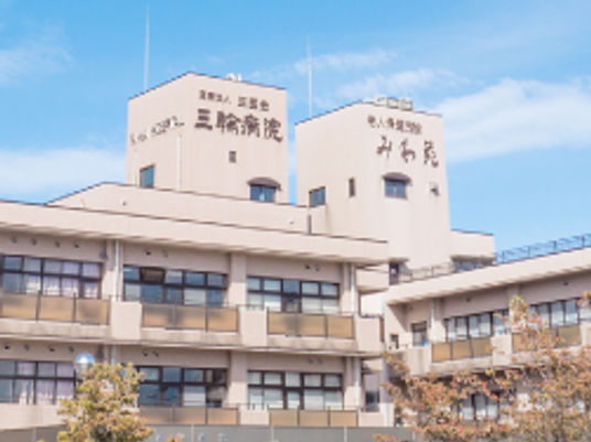 三角屋根の建物外観  