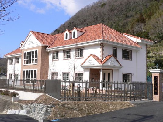 山あいの建物外観  