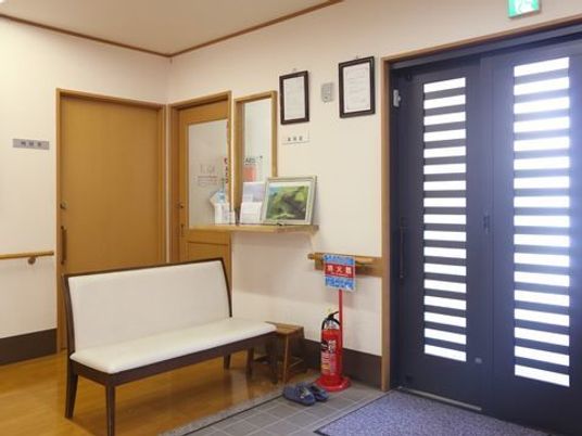 待合室のソファと入口