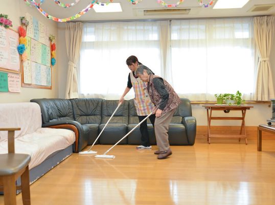 スタッフと利用者の清掃活動