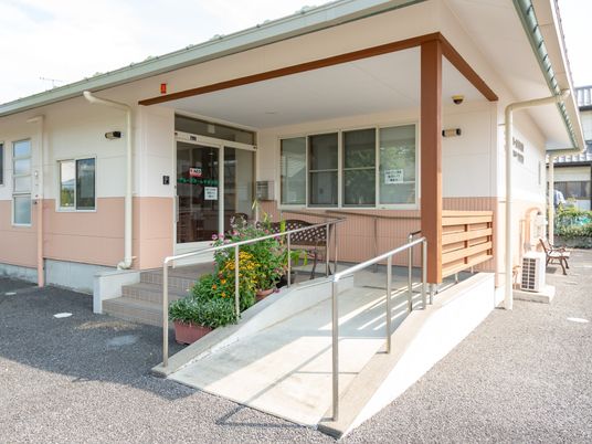 明るいエントランスの外観