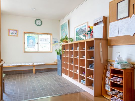 清潔感ある明るいロビー