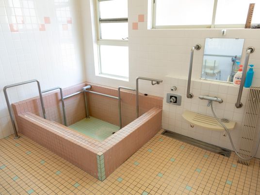 バリアフリー設計の浴室