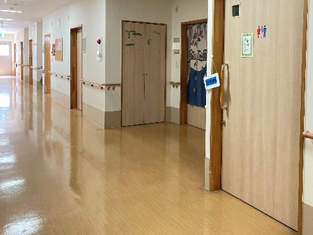 清潔感のある廊下の様子 廊下 手すりが整備された明るく清潔な通路は、安全に配慮された作りとなっており、働く環境にも配慮が感じられます。