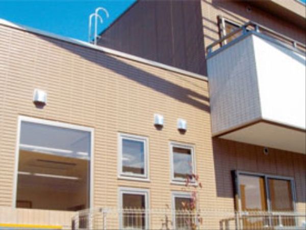 外観の明るい建物