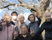 桜の下で笑顔の集合