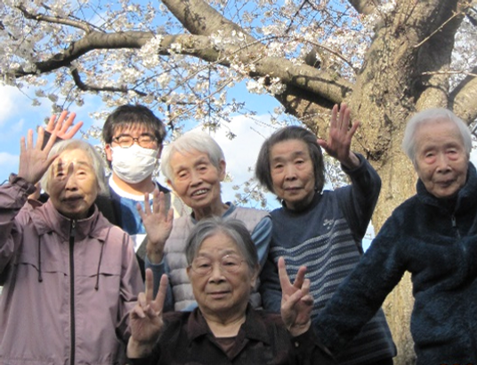 桜の下で笑顔の集合