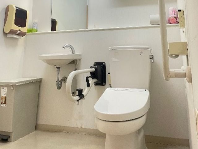 手すり付きトイレ トイレ ゆったりとした手すり付きの清潔なトイレ空間。利用者の安全と快適性を考えた設計です。