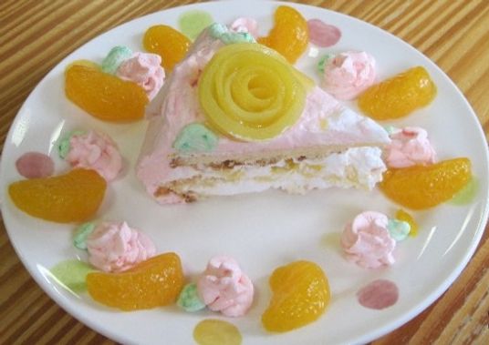 カラフルなケーキと果物
