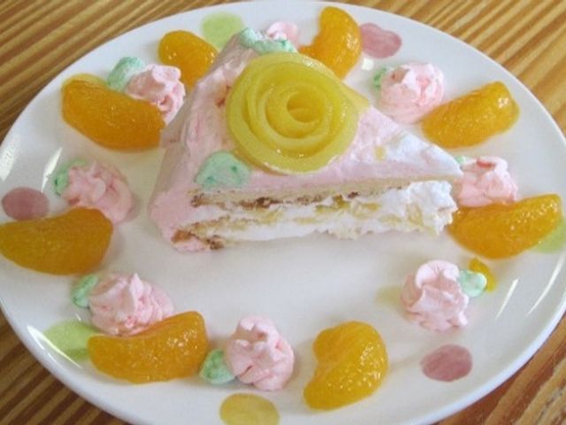 カラフルなケーキと果物 おやつ作り 彩り豊かなデザートが目を引く食事の一例です。手作りの温もりが感じられる一皿をご覧いただけます。