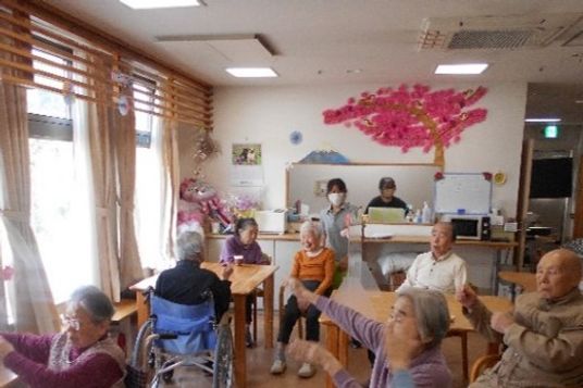 日中の明るい共有スペース