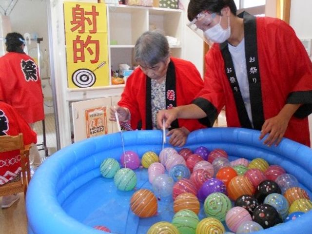 イベントの風景 行事 和やかなイベントを楽しむ皆様の姿が見られます。心地良いコミュニケーションを大切にしている様子が伝わってきます。
