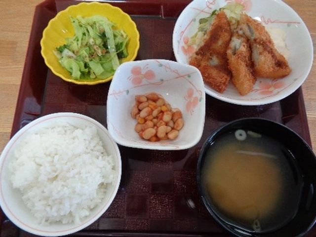 バランスの良い和風の食事 食事 栄養満点な和食を提供する食事環境です。バランスよく配膳された食事は、身体の健康を支えます。