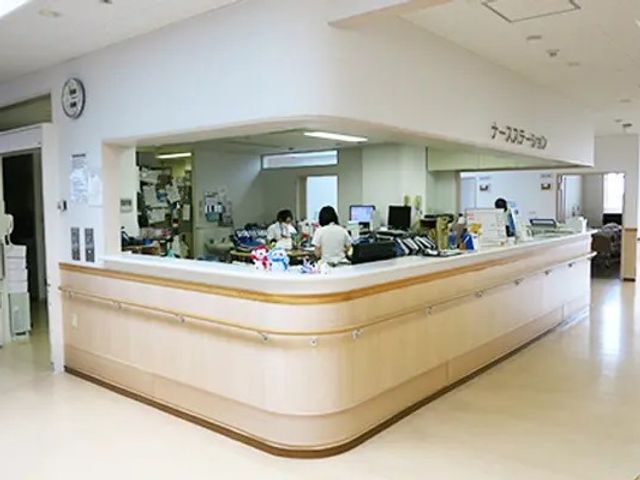 受付カウンターのロビー フロント   明るく開放的な受付カウンターです。スタッフが常駐しており、来訪時の案内や相談がしやすい雰囲気です。