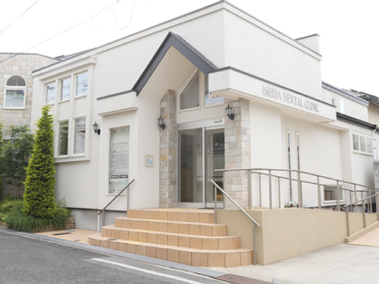 明るい外観の建物  