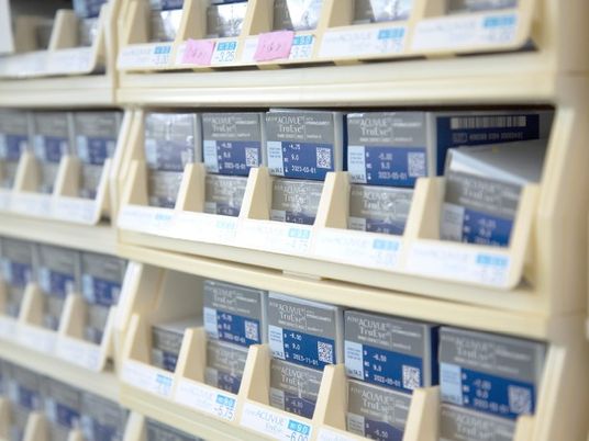 商品棚の並ぶ理美容室  