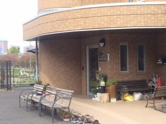 エントランスを囲む中庭風景