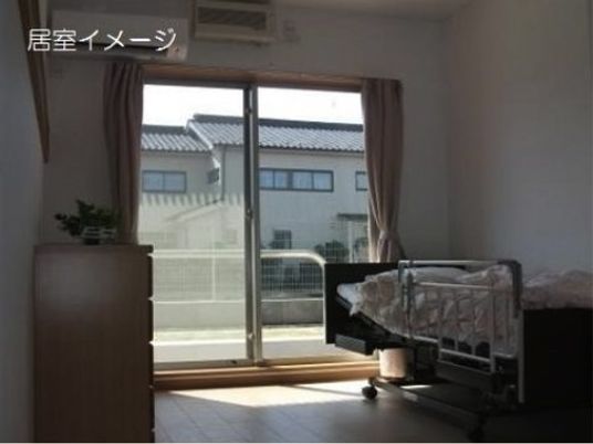 明るい個室の居室