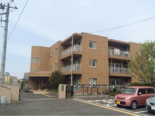 茶色い建物の外観