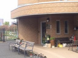 屋外ベンチがあるエントランス