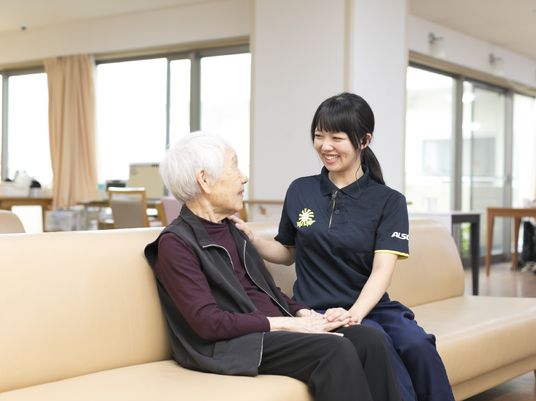 明るいラウンジでの会話